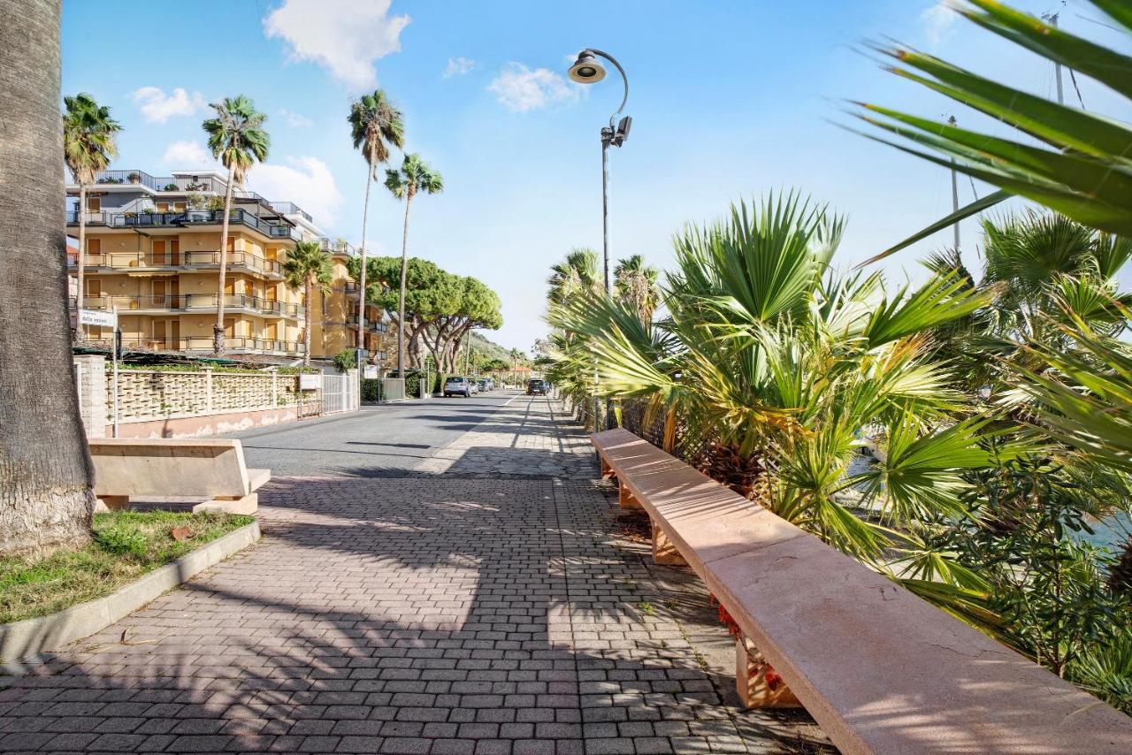 Casa Laura Elena Apartment San Bartolomeo Al Mare Bagian luar foto